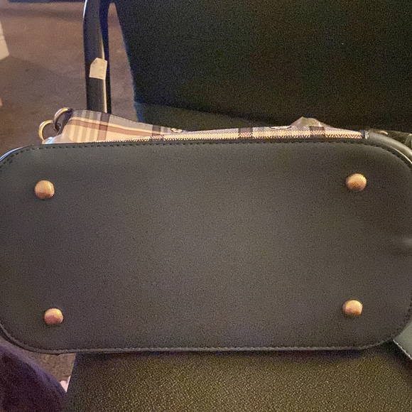 Brand New Shoulder Bag with Zippered Wristlet - Picture 2 of 3